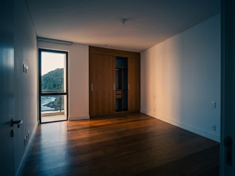 Quarto suíte vazio com armário embutido
